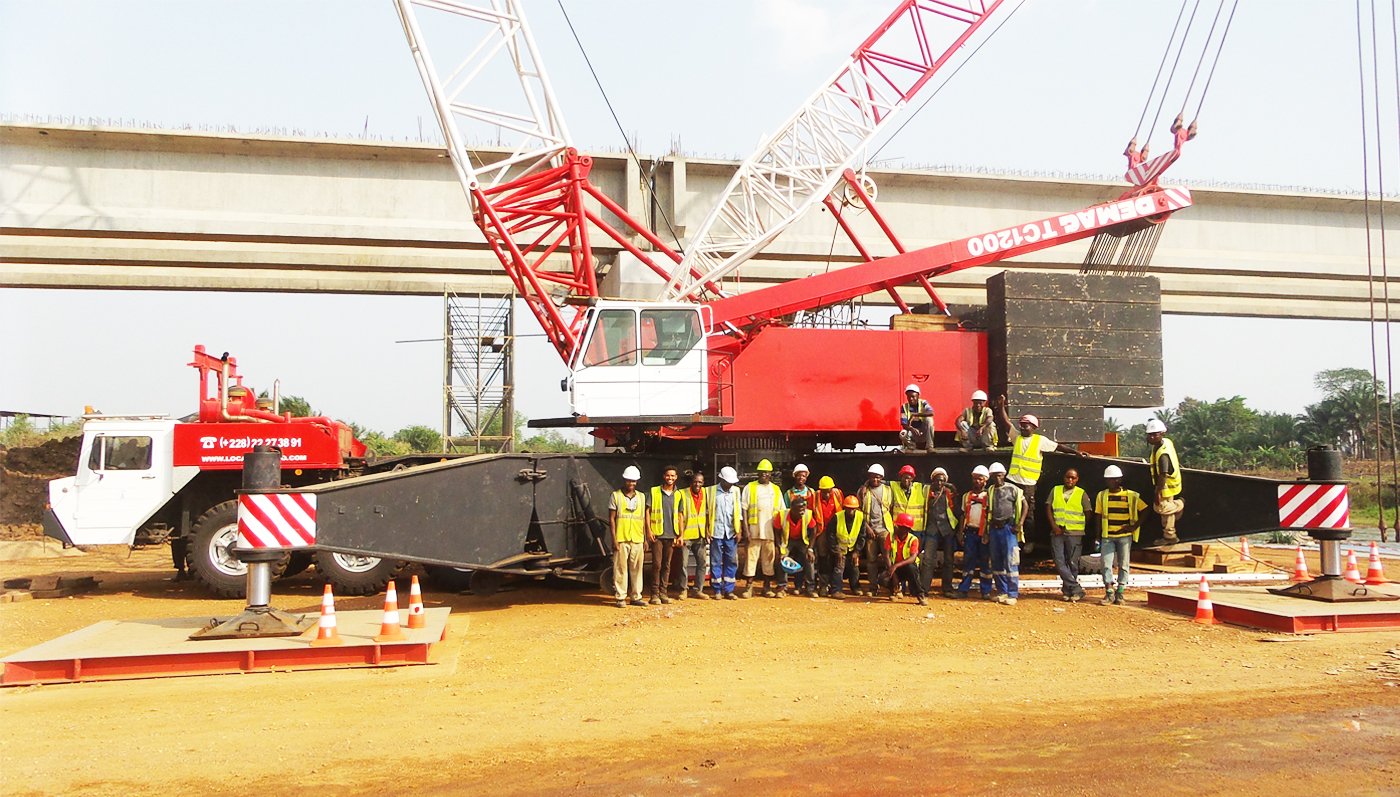 Equipe de techniciens de levage manutention et transport exceptionnel Lomé Togo Ouest Afrique